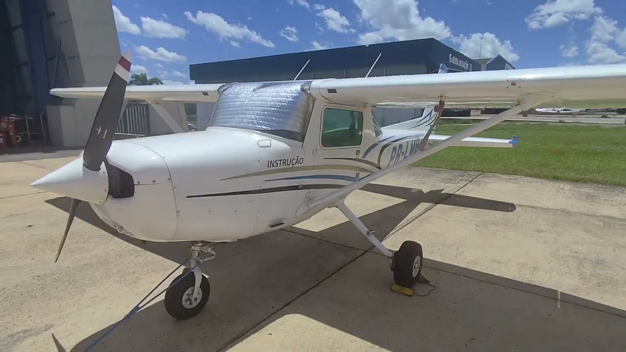 Tour filmado ao redor do Cessna 152 PR-LMB